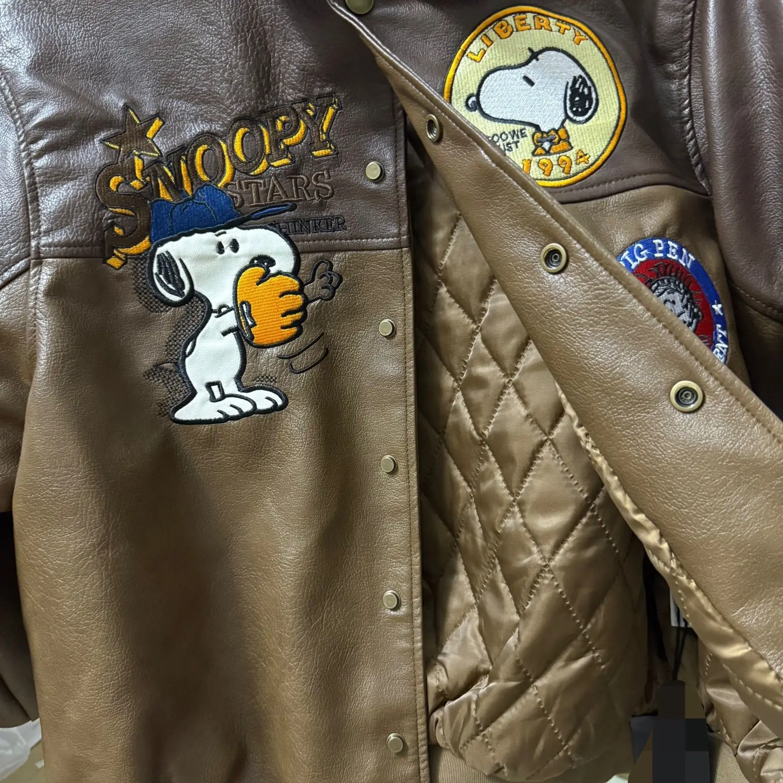 Unisex Cute Snoopy Embroidered Brown Pu Leather Jacket Vintage Color Block Bomber Coat Quilted Lined Casual Streetwear Outerwear
