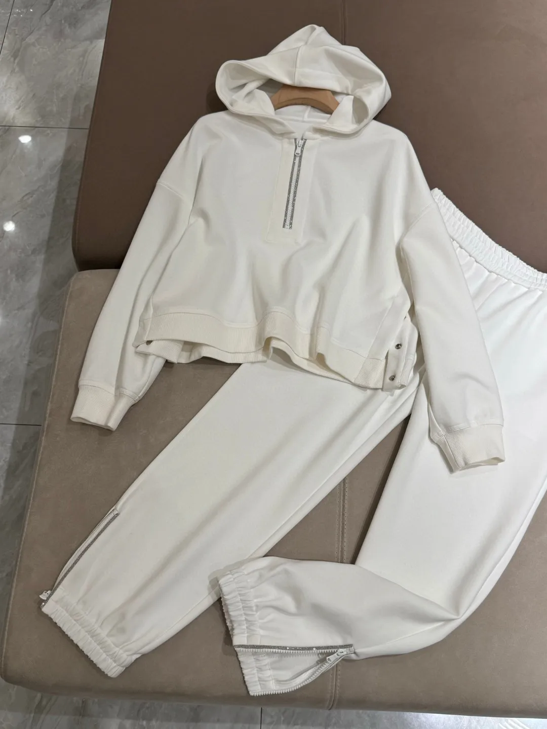 

Sporty casual luxurious solid color jersey set of clothes with pants