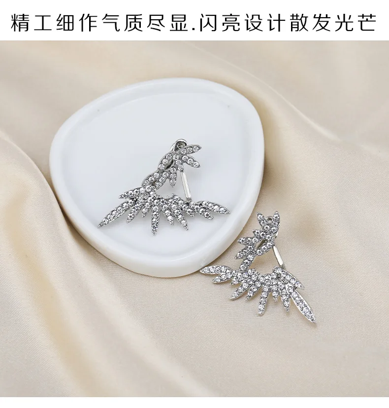 새로운 Angel Wing 여성용 Stud S925는 개인화되고 패셔너블한 깃털로 탈부착 가능한 디자인을 특징으로 합니다.