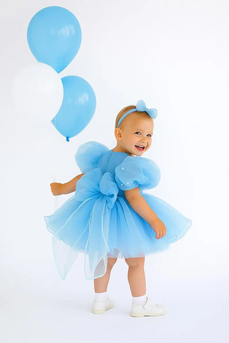 robe-de-bebe-en-organza-bleue-faite-a-la-main-tenue-d'anniversaire-a-manches-bouffantes-en-cristal-princesse-personnalisee-pour-bebe-fille