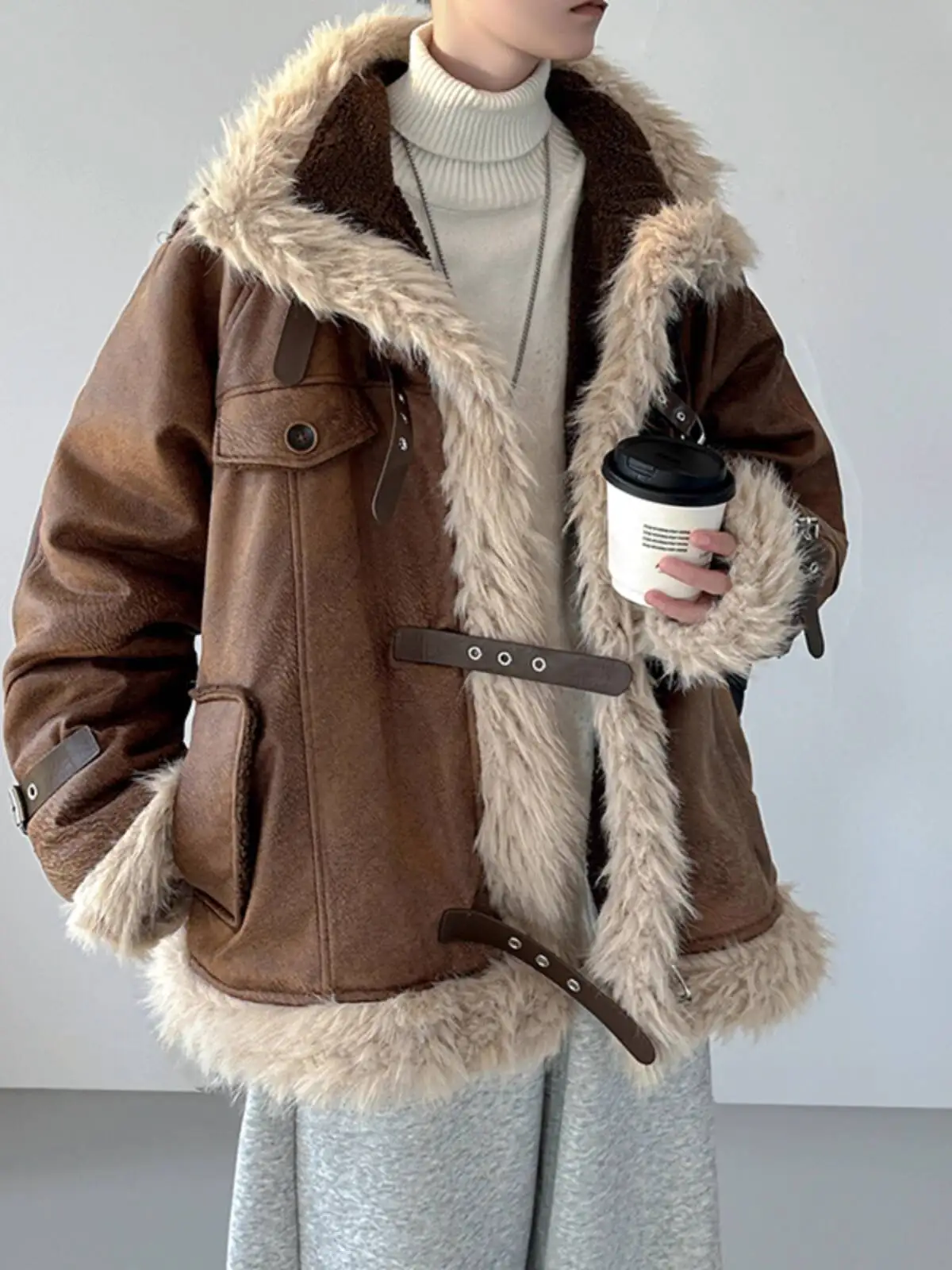 رجل سترة جلدية الفراء 2025 الشتاء الرجال فو الفراء شيرلينغ صوف الضأن سترة خمر موتو الوقوف طوق القطن مبطن ملابس خارجية