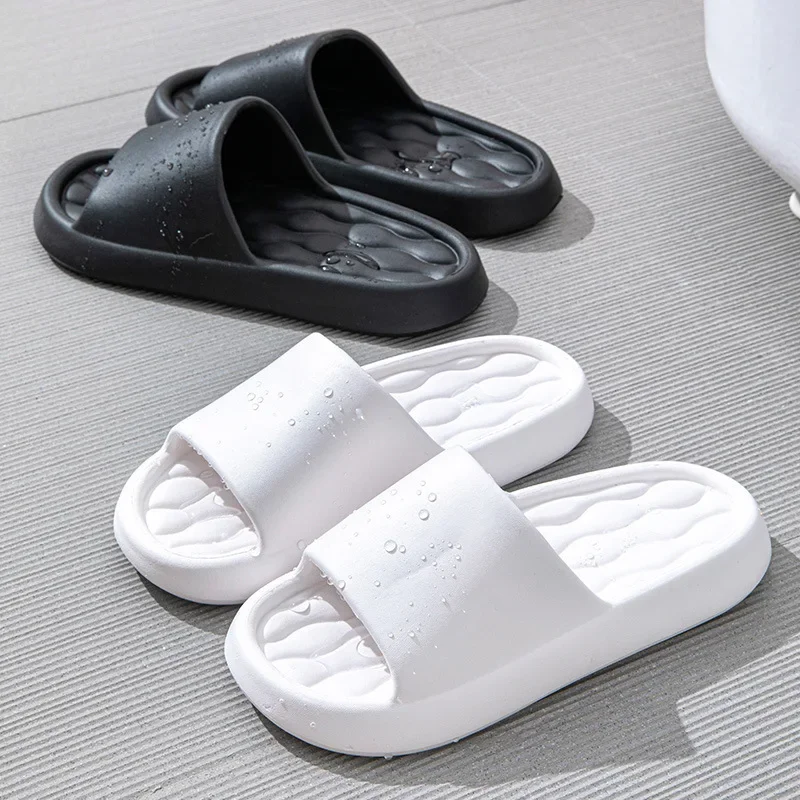 Zapatillas de suela gruesa para hombre y mujer, chanclas suaves para el hogar, sandalias de playa de verano, antideslizantes