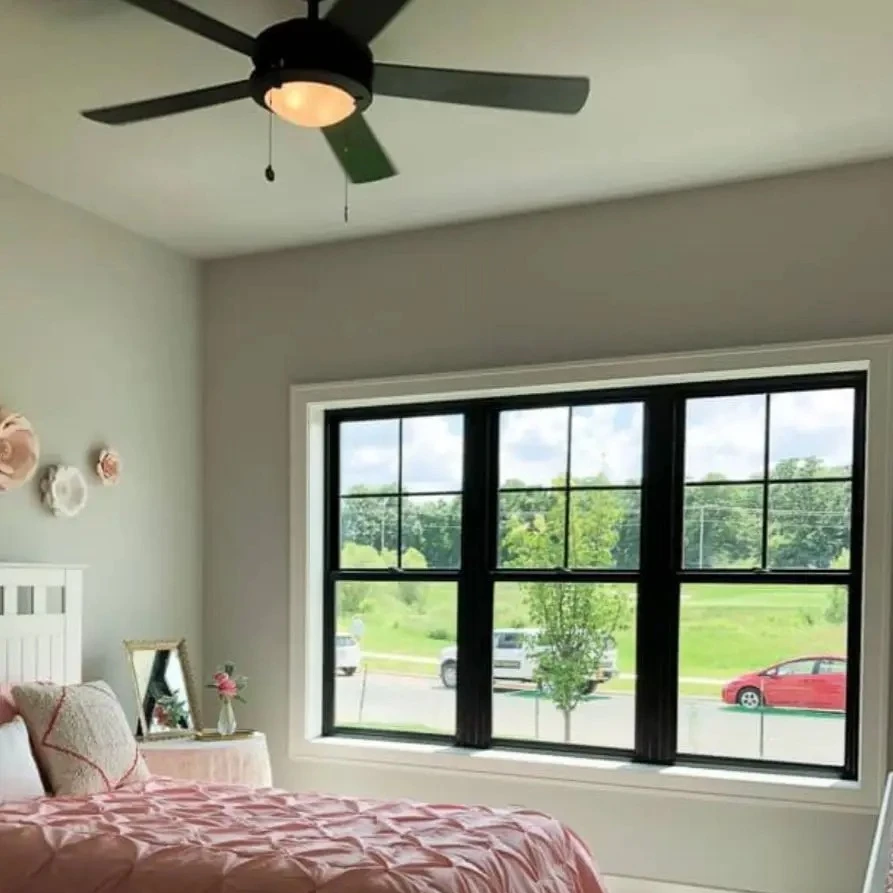 

Окна с одинарным подъемным механизмом и алюминиевой рамой, с низкоэмиссионным закаленным стеклом, вертикально-сдвижные, энергоэффективные, двустворчатые.