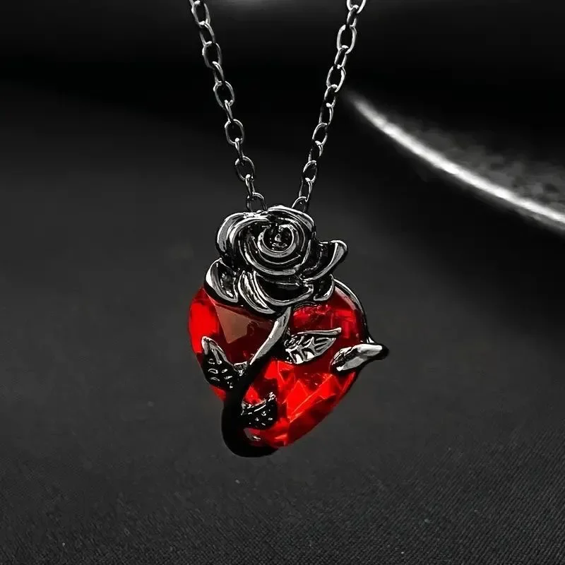 Cosplay européen et américain amour Rose collier gothique conception foncée enveloppé fleur coeur clavicule chaîne cadeau d'anniversaire