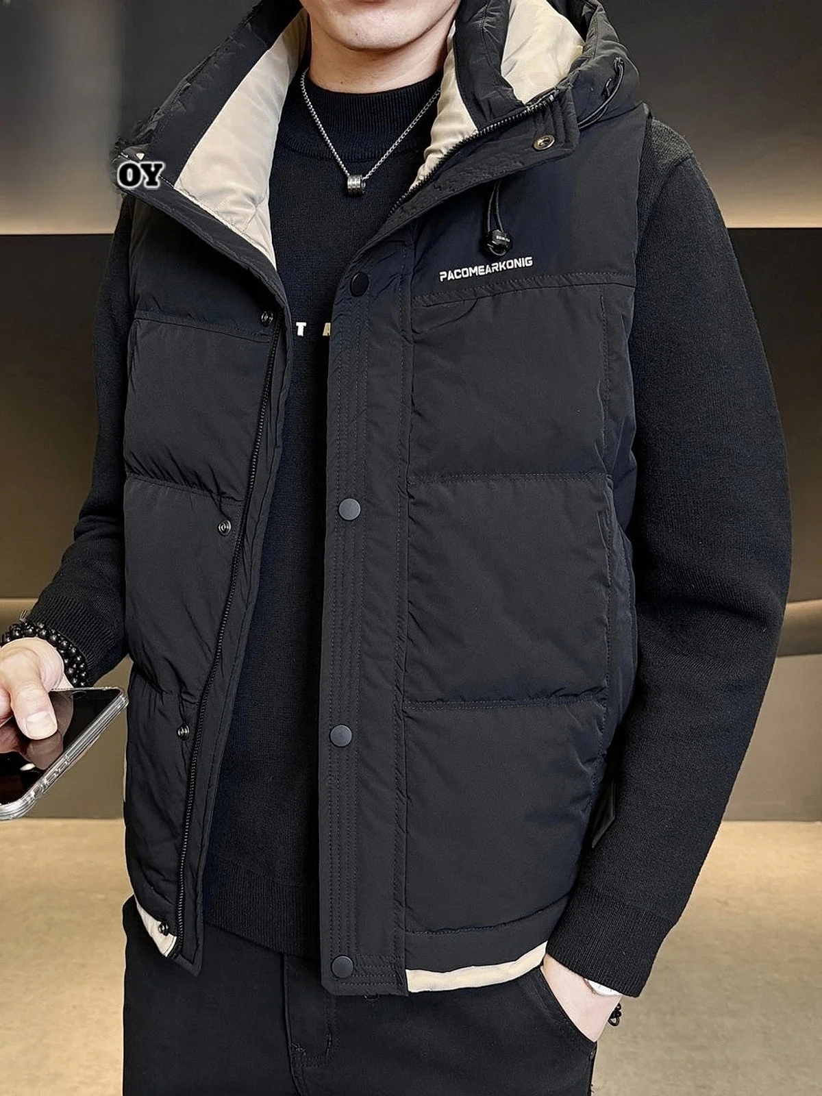 

Мужской пуховый жилет 2025: Новая зимняя модная модель с капюшоном, без рукавов, теплая верхняя одежда из полиэфирного волокна, повседневный молодежный стиль