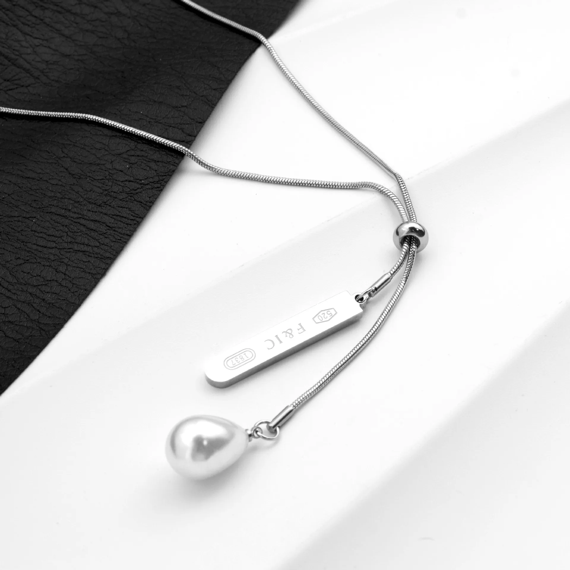 New high-end women's pearl necklace - stylish design, adjustable, lightweight luxury, multifunctional rectangular pendant