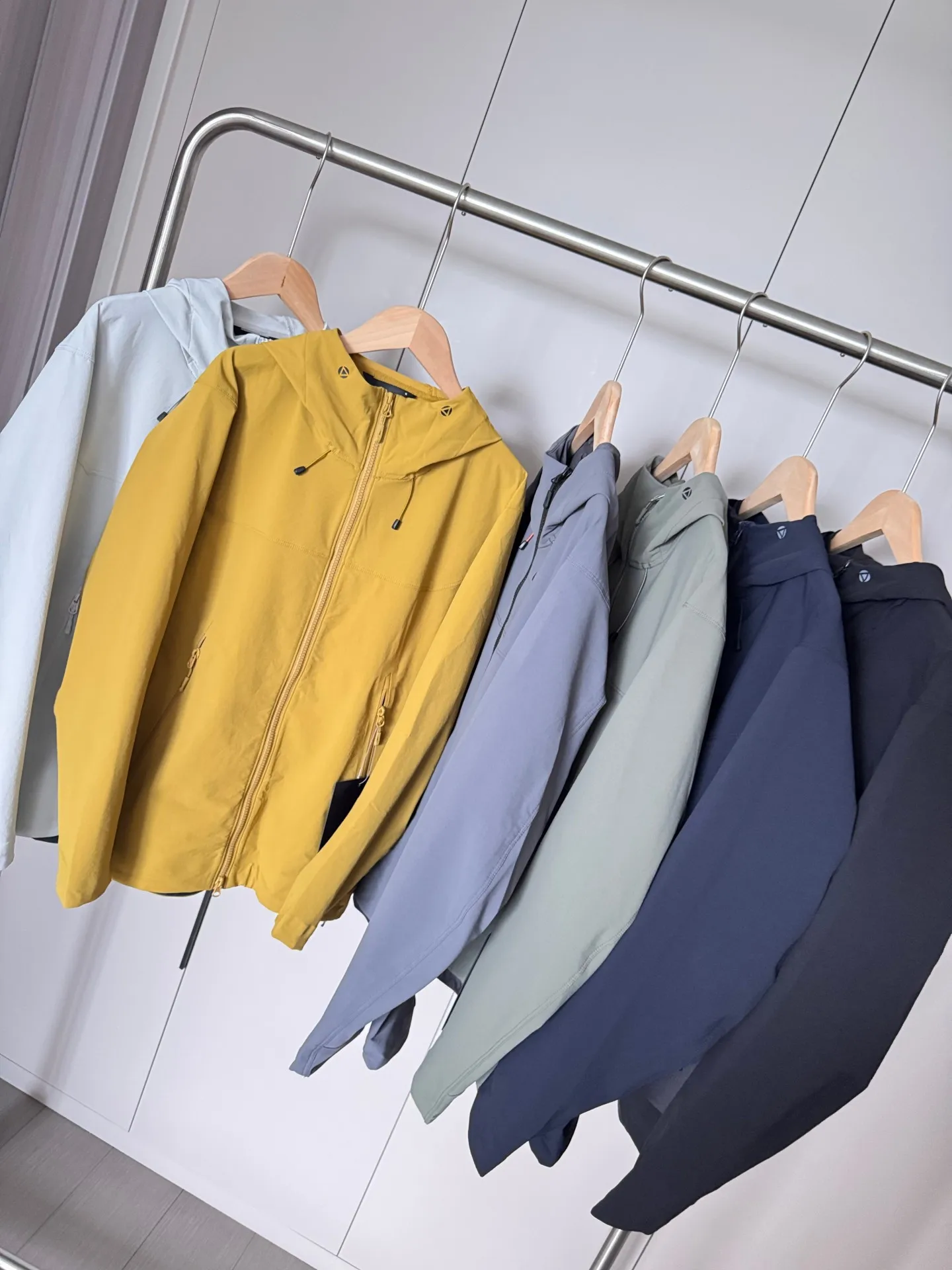 

Водонепроницаемая куртка Softshell с капюшоном для активного отдыха, мужская, однотонная, осенняя, ветрозащитная, на молнии, с длинными рукавами, приталенного кроя