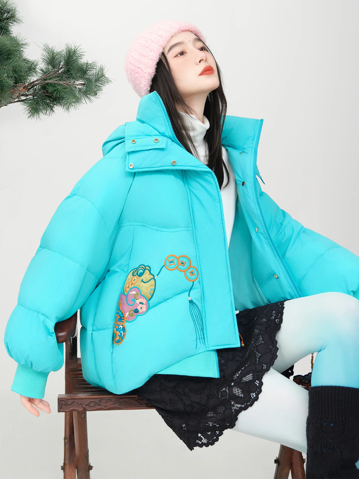 

Тепло и стиль: Зимняя пуховая куртка Su Luo с капюшоном, традиционной вышивкой, ветрозащитная, женская, модная, на молнии, длинная.