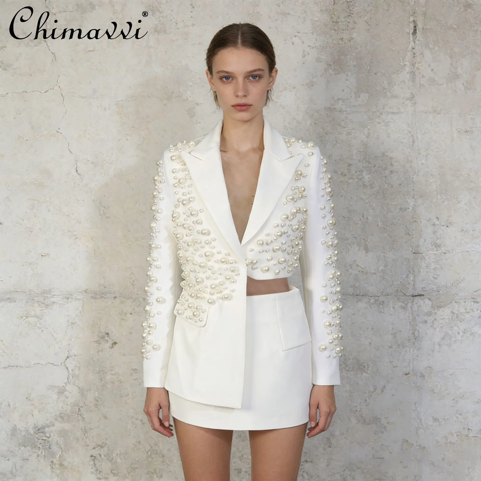 

Французский модный элегантный комплект из укороченного блейзера с отложным воротником и жемчужной отделкой и мини-юбки А-силуэта с заниженной талией для женщин, весна 2026