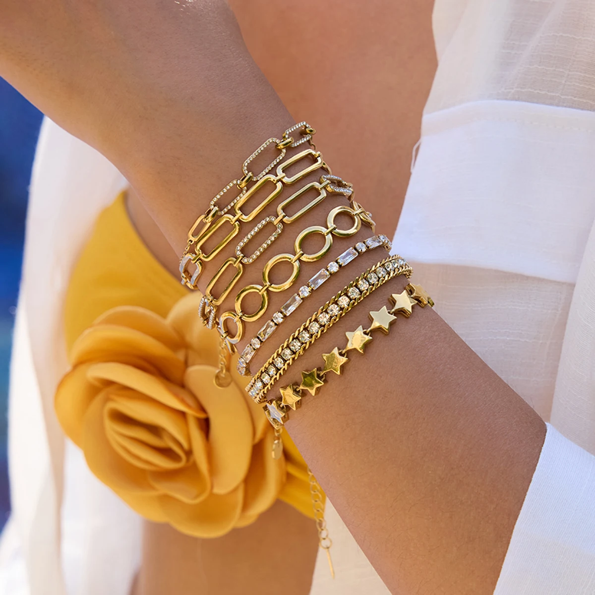 Uworld بسيط كلاسيكي 18K الذهب اللون مطلي الفولاذ المقاوم للصدأ السلس الخماسي سوار الزركون سوار على شكل قلب المرأة مجوهرات جزء