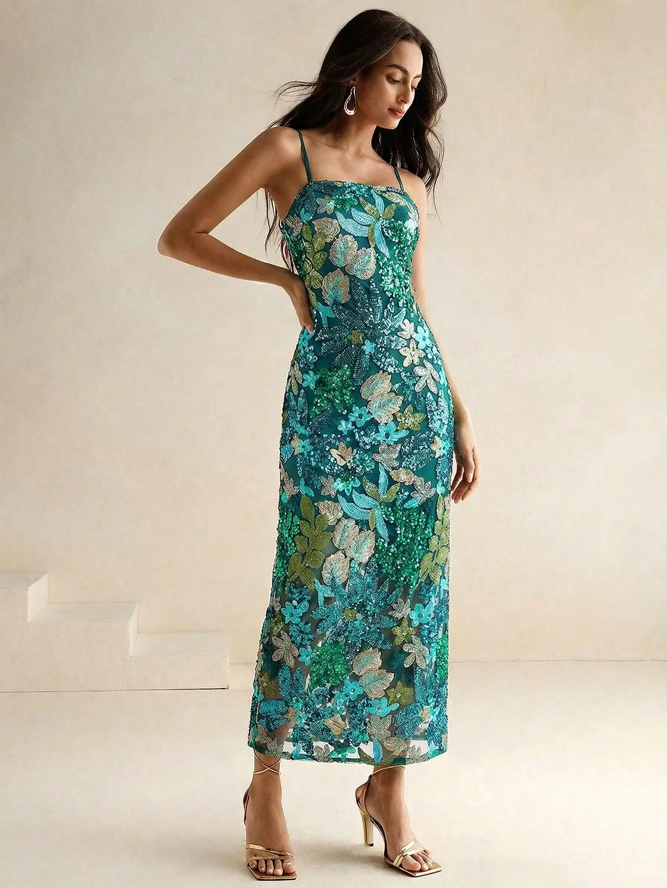 

Элегантное женское макси-платье с цветочным принтом и бисером, на тонких бретелях