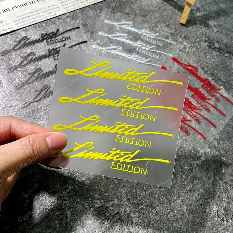4 Stück/Set Limited Edition Schriftzug-Aufkleber Wasserfeste Vinyl-Sticker für Auto Fahrrad Laptop Dekoration Schwarz Weiß Rot Gelb Holografisch – Detail 5