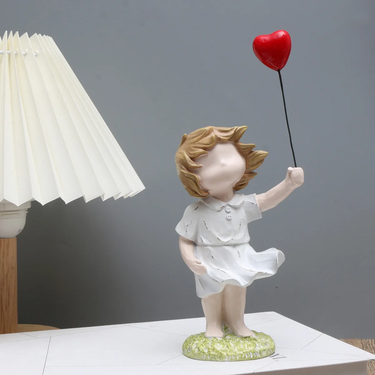 Banksy-Herz-Ballon und fliegendes Mädchen, inspiriertes Kunstwerk, moderne Skulptur, Heimdekoration, Statuendekoration – Detail 11