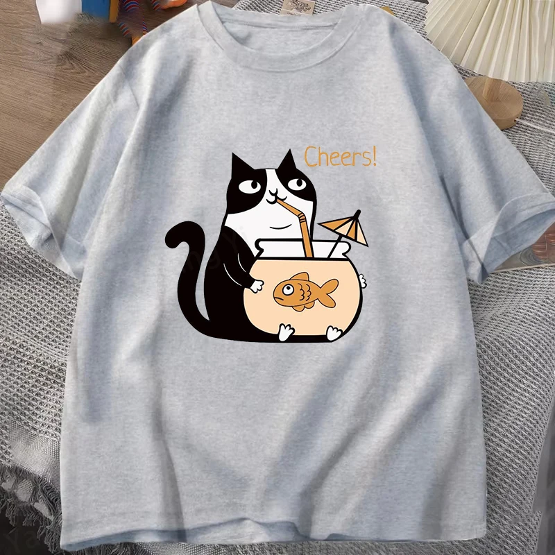 2026 Hot Cheers Letter Printing T-shirt Men Women Kitten Drinks from a Fish Tank Filled with Fish Pattern Summer Funny Clothing