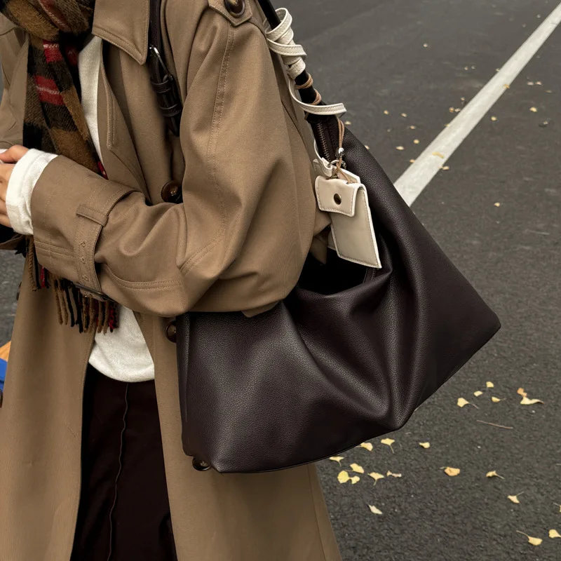 حقيبة واسعة تحت الإبط لعام 2025، محفظة كتف كاجوال للنساء، حقيبة ركاب بسيطة، حقيبة متعددة الاستخدامات من النهار إلى الليل بحمالة مزخرفة #2