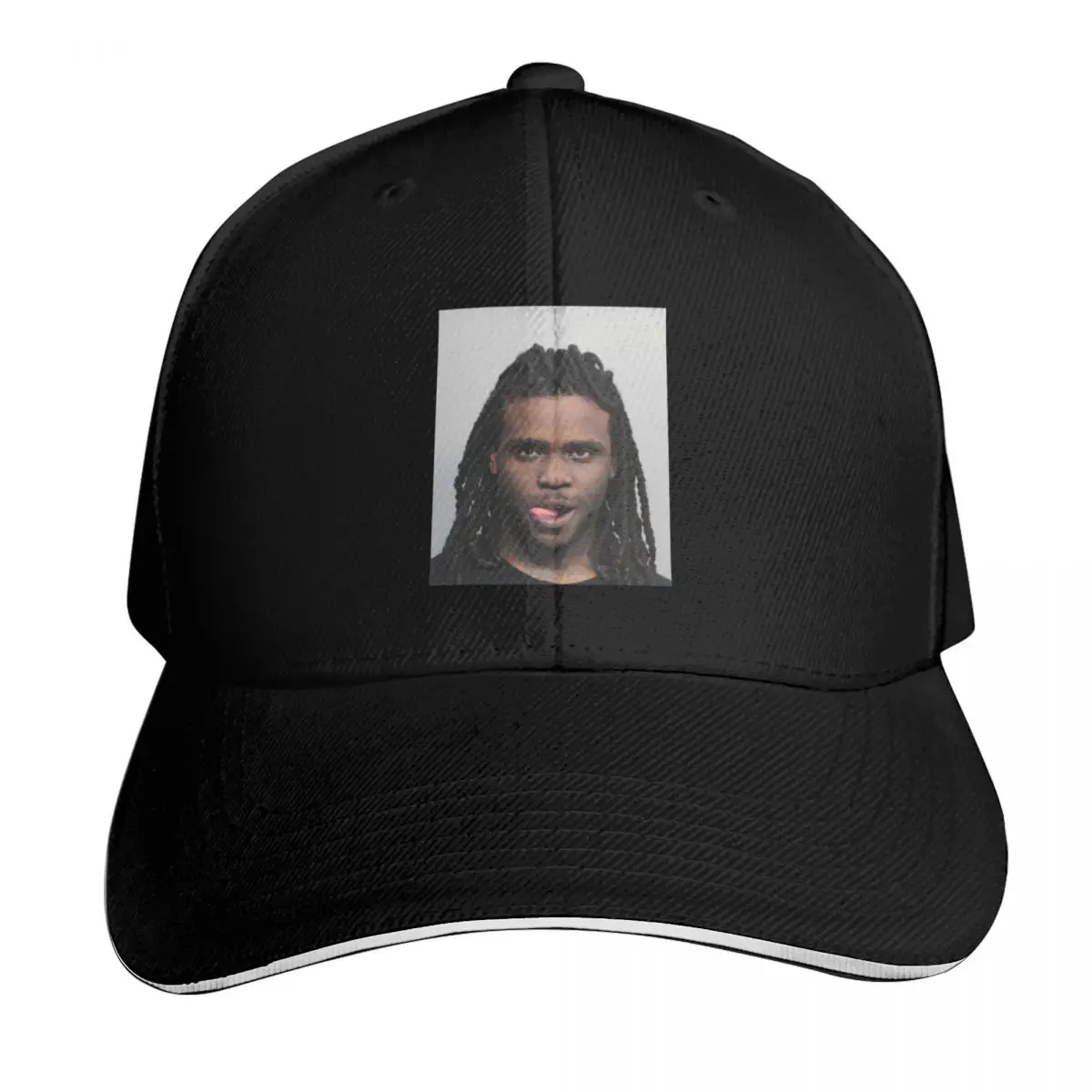 Camiseta con estampado gráfico y gorra de béisbol con la frase “Chief Keef Mugshot” y la frase “Chief Keef Aint Bout This” y “Chief Keef Aint Bout That” estilo Love Sosa