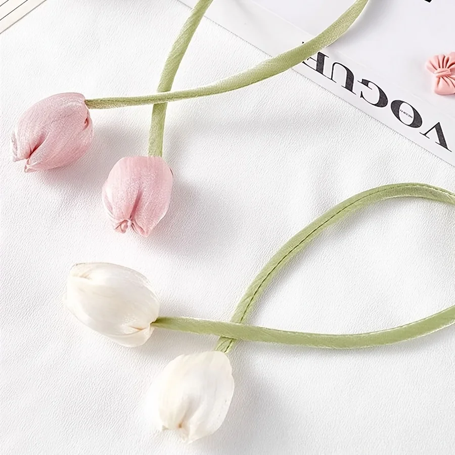 A set of two classic and elegant tulip flower lace curtains, suitable for the bedroom. Installation is simple and does not require tools. It is an ideal choice for curtain enthusiasts and interior designers