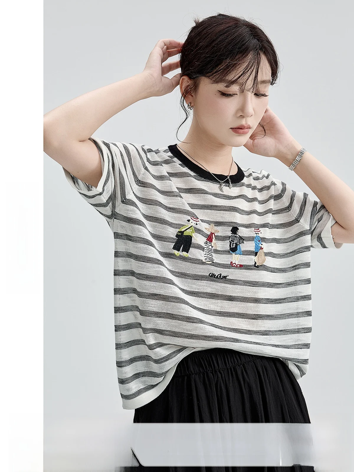 

Свободный крой, круглая трикотажная футболка Ne ort Sve, женская черная, в белую полоску, с вышивкой из бамбукового вискозы, удобный топ