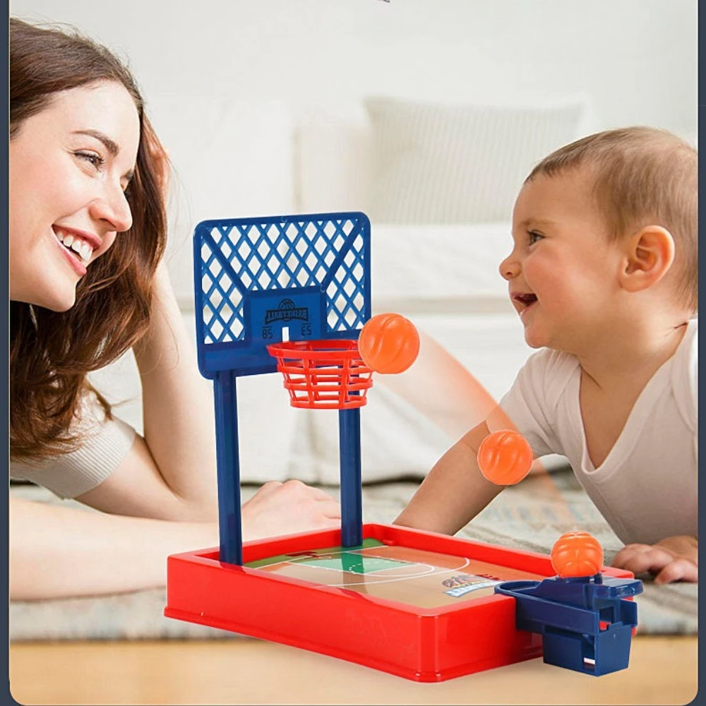 لعبة كرة السلة. مجموعة ألعاب صغيرة محمولة للسفر أو المكتب للاستخدام الداخلي أو الخارجي. لعبة أو هدية رياضية ممتعة