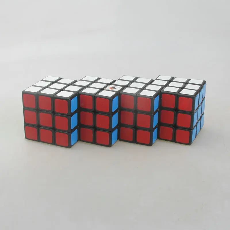 Quattro cubi insieme Cubo fasciatoTwist Triplo 3x3 Cubo magico congiunto Gioco di puzzle Giocattoli Adesivi neri