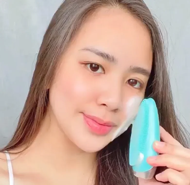 2026 New Trend Sonic Facial Cleansing Brush Rechargeable Home Use Beauty Device