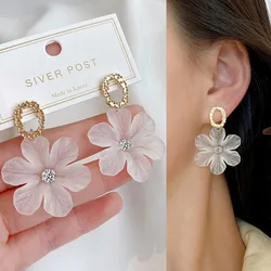 Pendientes colgantes de flores blancas translúcidas para mujer, bola de diamantes de imitación, pétalos medios, dulce coreano, nueva decoración para las orejas para vacaciones en la playa