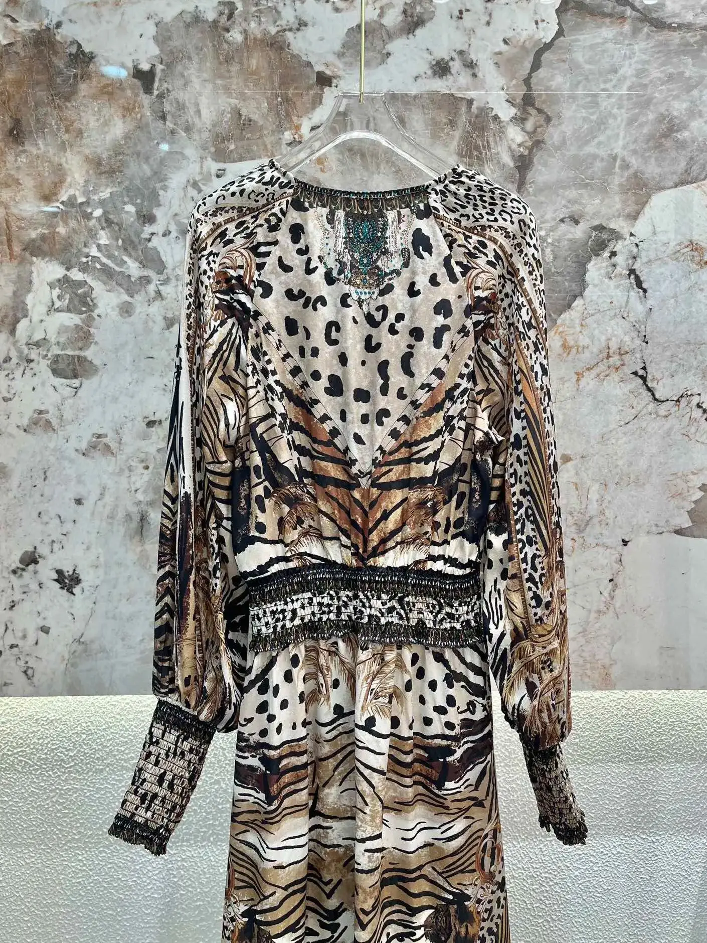 ชุดเดรสยาวสไตล์เรโทรประดับคริสตัลลายเสือดาว คอวี แขนยาว เอวยางยืด ผ้าไหมแท้ 100% สำหรับผู้หญิง