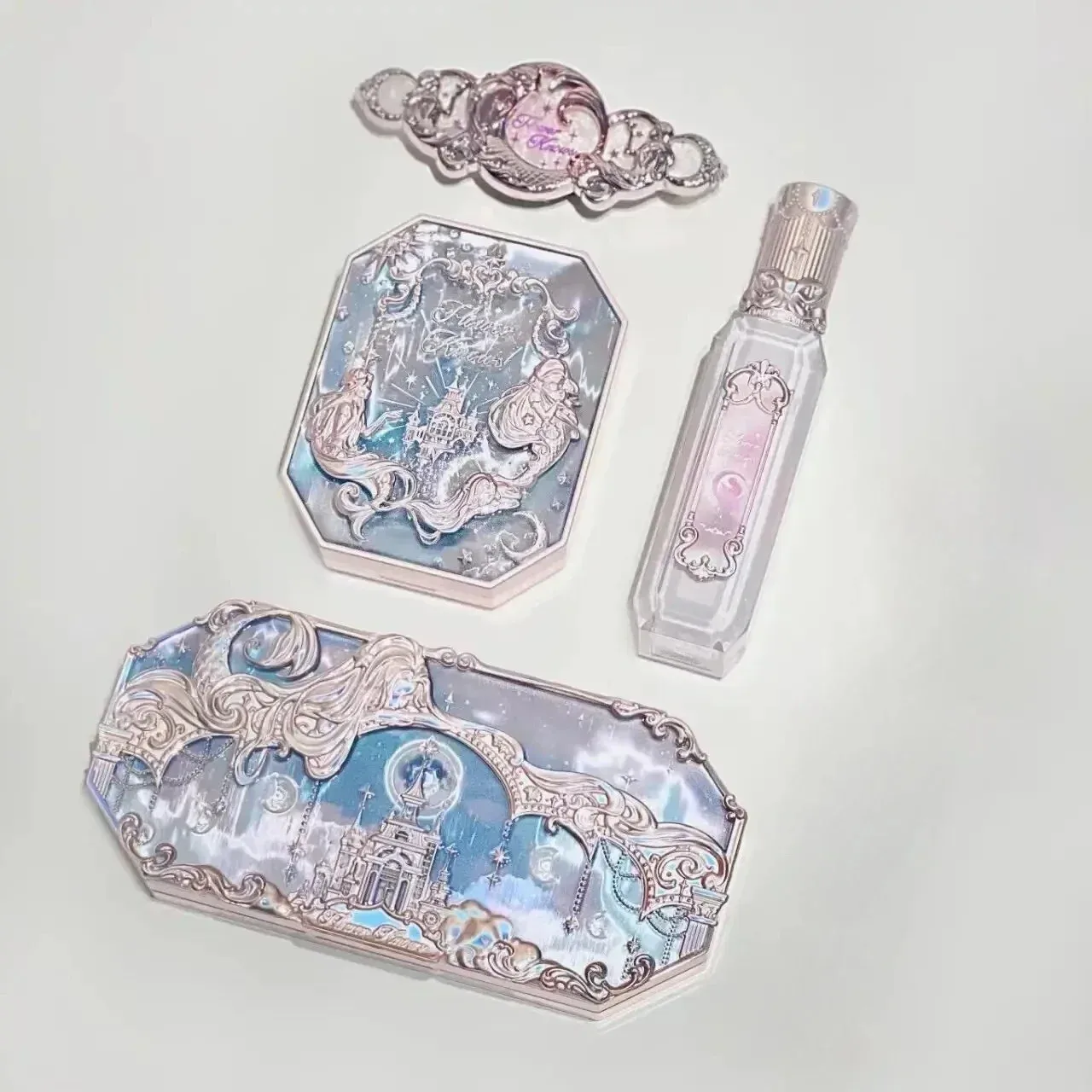 

Набор косметики Flower Knows, тени для век Flower Knows Moonlight Mermaid NEW, блеск для губ, румяна, заколка для волос