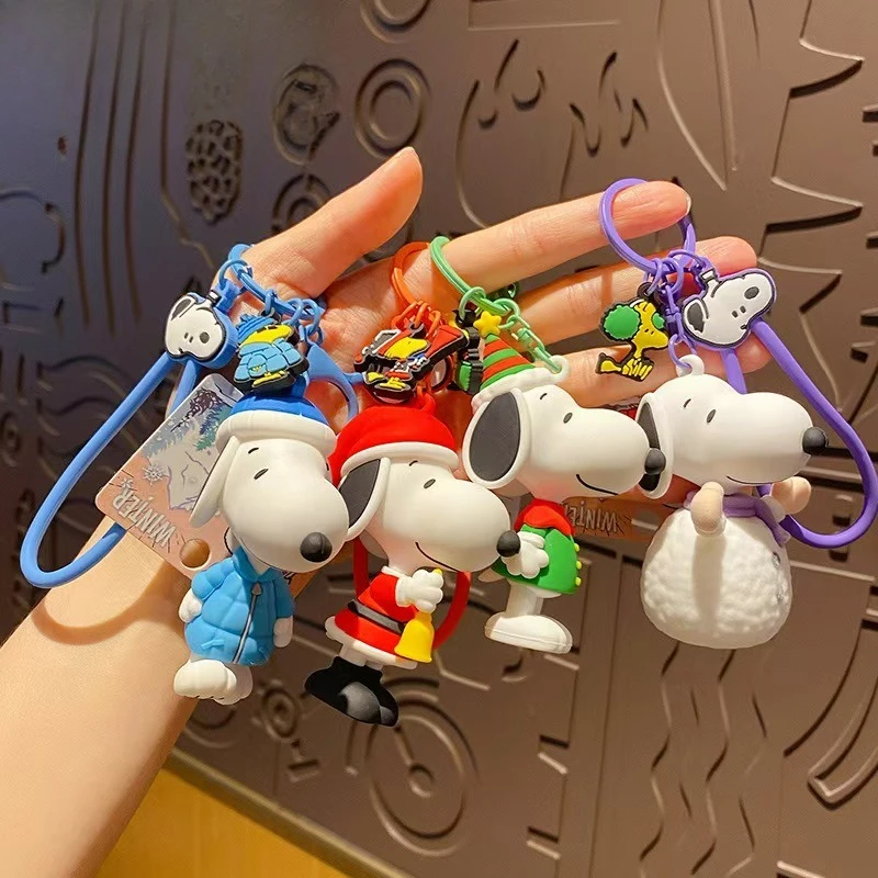 سنوبي الكرتون لطيف دمية المفاتيح الإبداعية Kawaii الذكور والإناث حقيبة ظهر الطالب الديكور عيد الميلاد قلادة هدية بالجملة