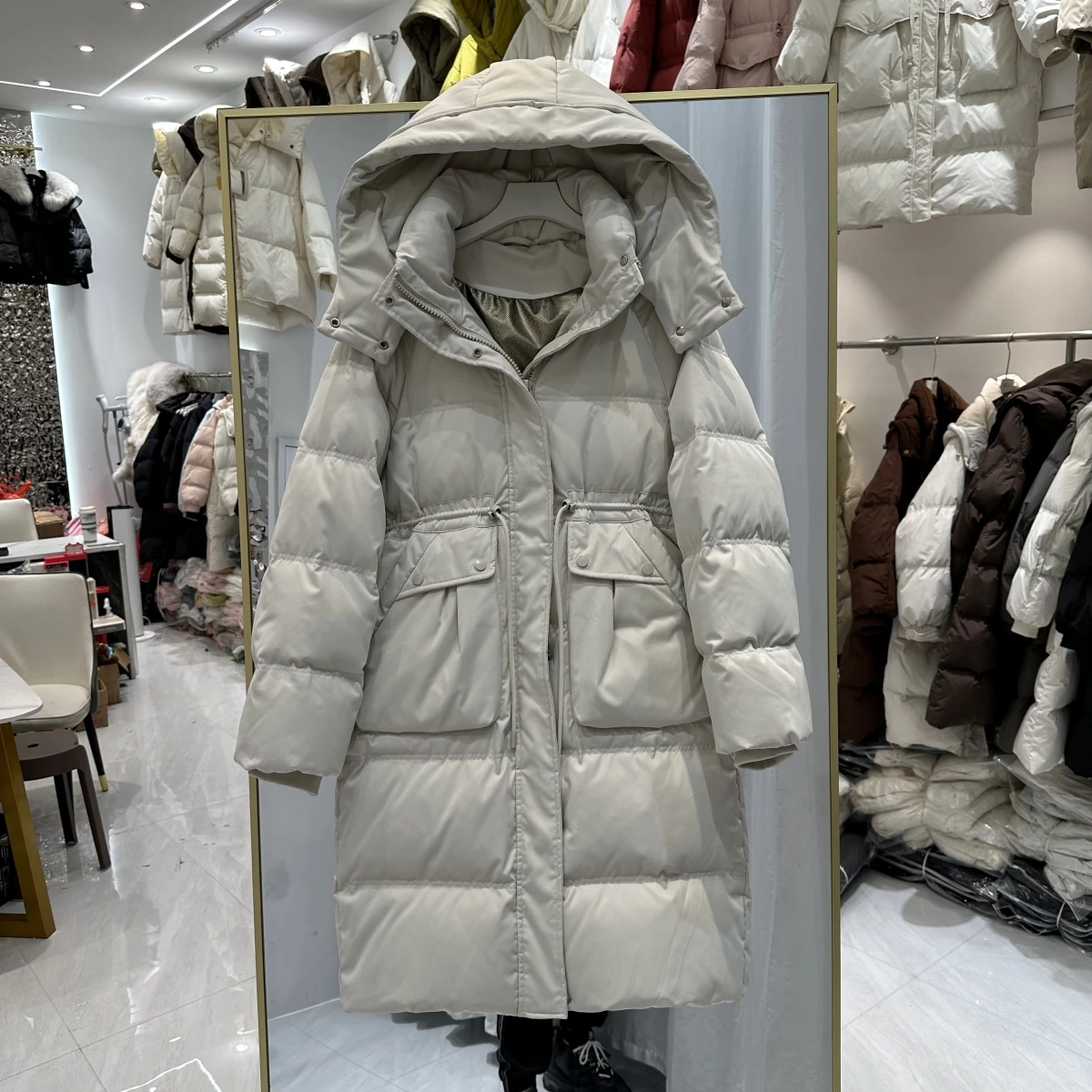 Damska kurtka puchowa na jesień i zimę 2025, średniej długości, za kolano, z kapturem, parka, gruba, ciepła, z białego puchu kaczego.