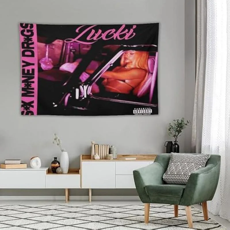 VIKAMA Lucki Album-Cover Wandteppich Schwarz-Rosa Hip-Hop-Stil Wandbehang Trendige Ästhetik Schlafzimmer Wohnheim Heimdekoration – Detail 3