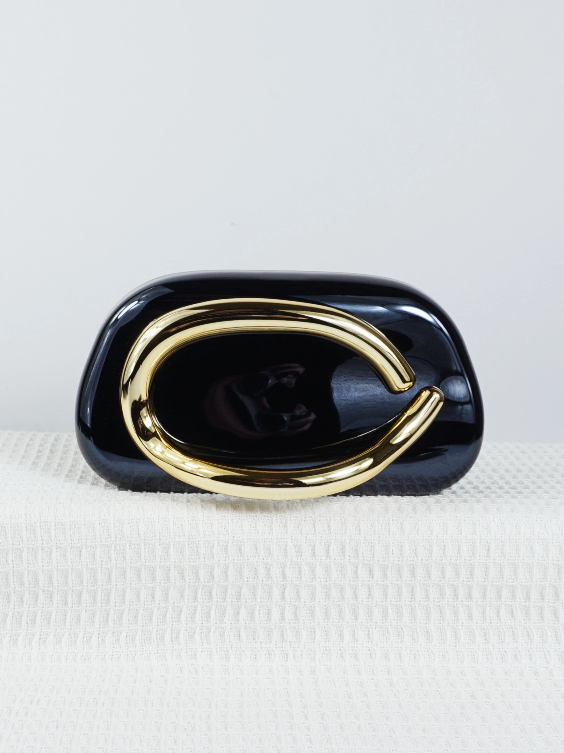 حقيبة عشاء على شكل صندوق معدني لامع للسيدات، حقيبة فستان سهرة فاخرة وعصرية مزخرفة بشريط معدني