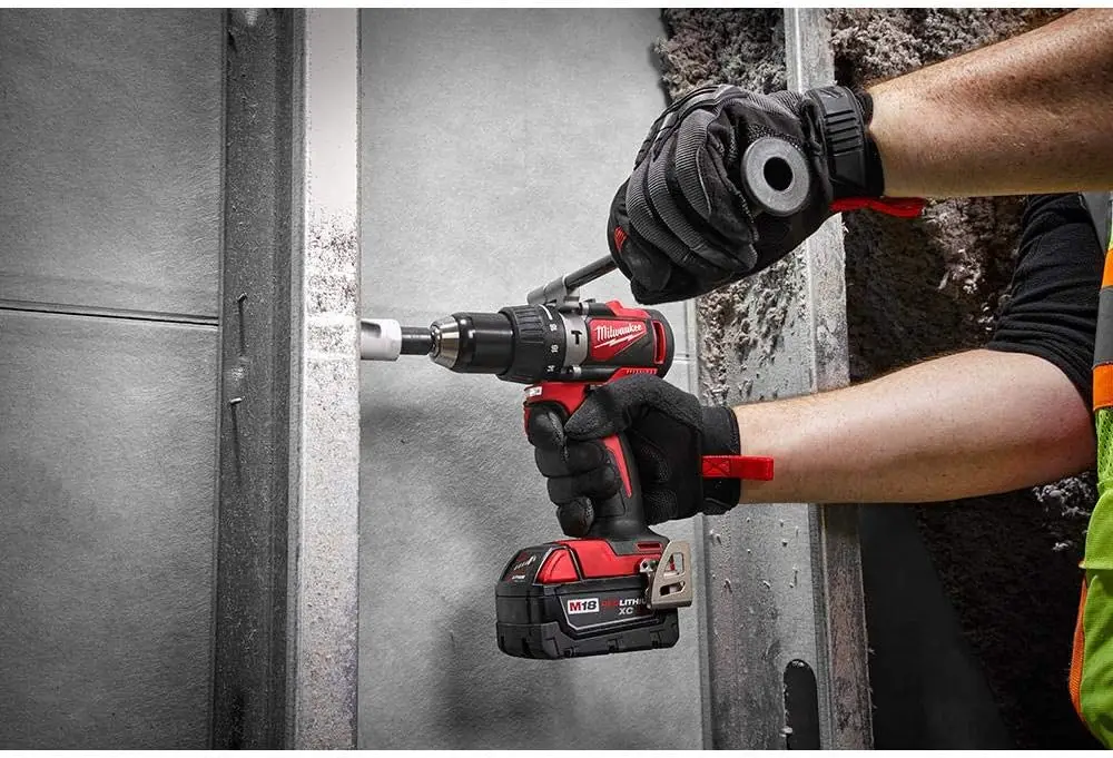 Milwaukee 2992-22 M18 18 18-Volt Lithium-Ion tanpa sikat bor palu tanpa kabel dan Kit Kombo gergaji bundar (2 Alat) dengan dua 4.0 Ah