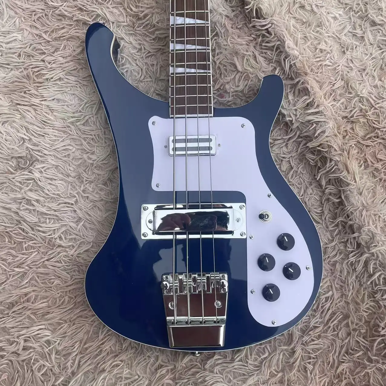 

RickenBacker electric bass with 5 chords, featuring a deep blue body and dual jack output. The factory has taken photos of the s