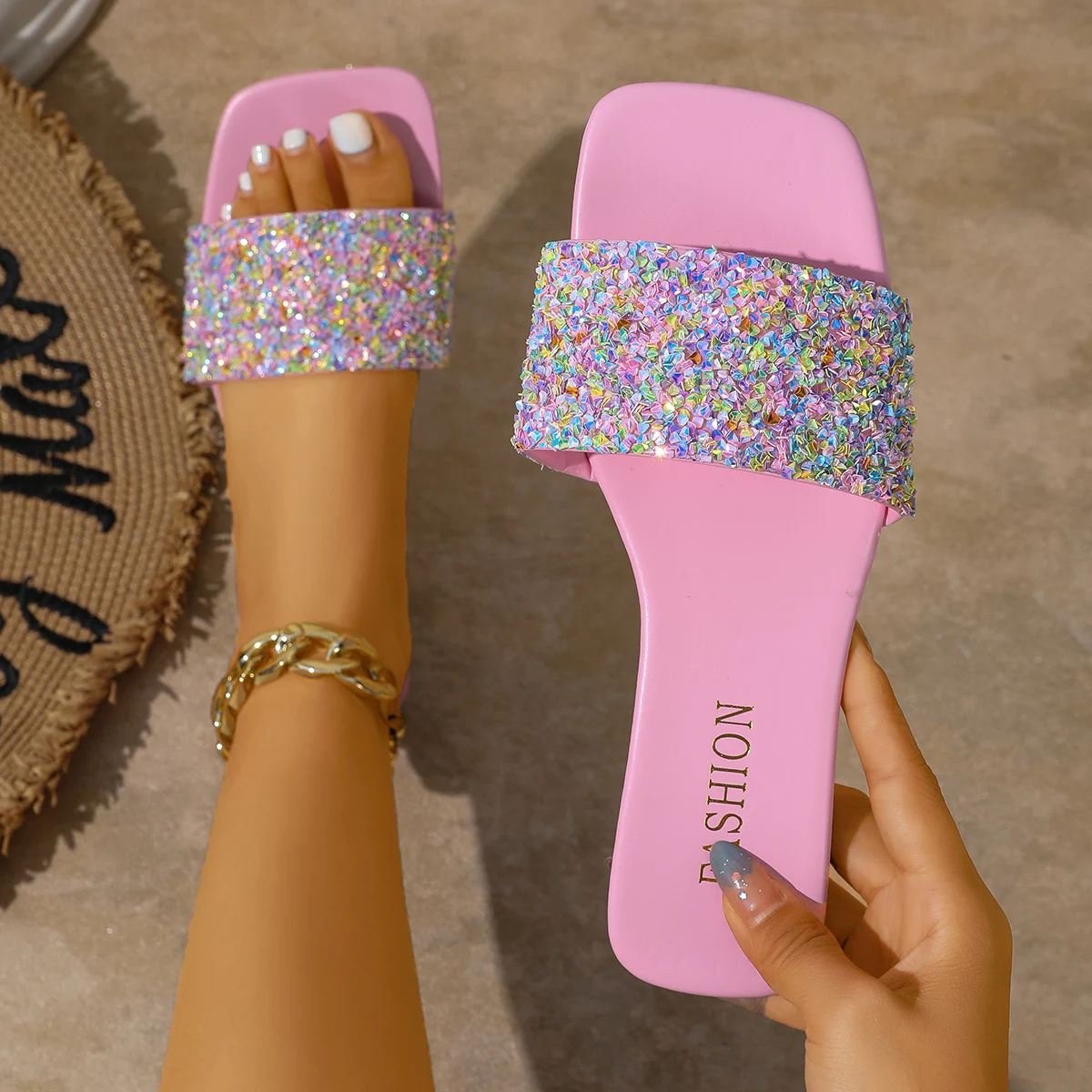 

Женские тапочки на платформе, уличные тапочки на плоской подошве, новинка 2024, летние модные сандалии, модные пляжные тапочки, женские шлепанцы на толстой подошве