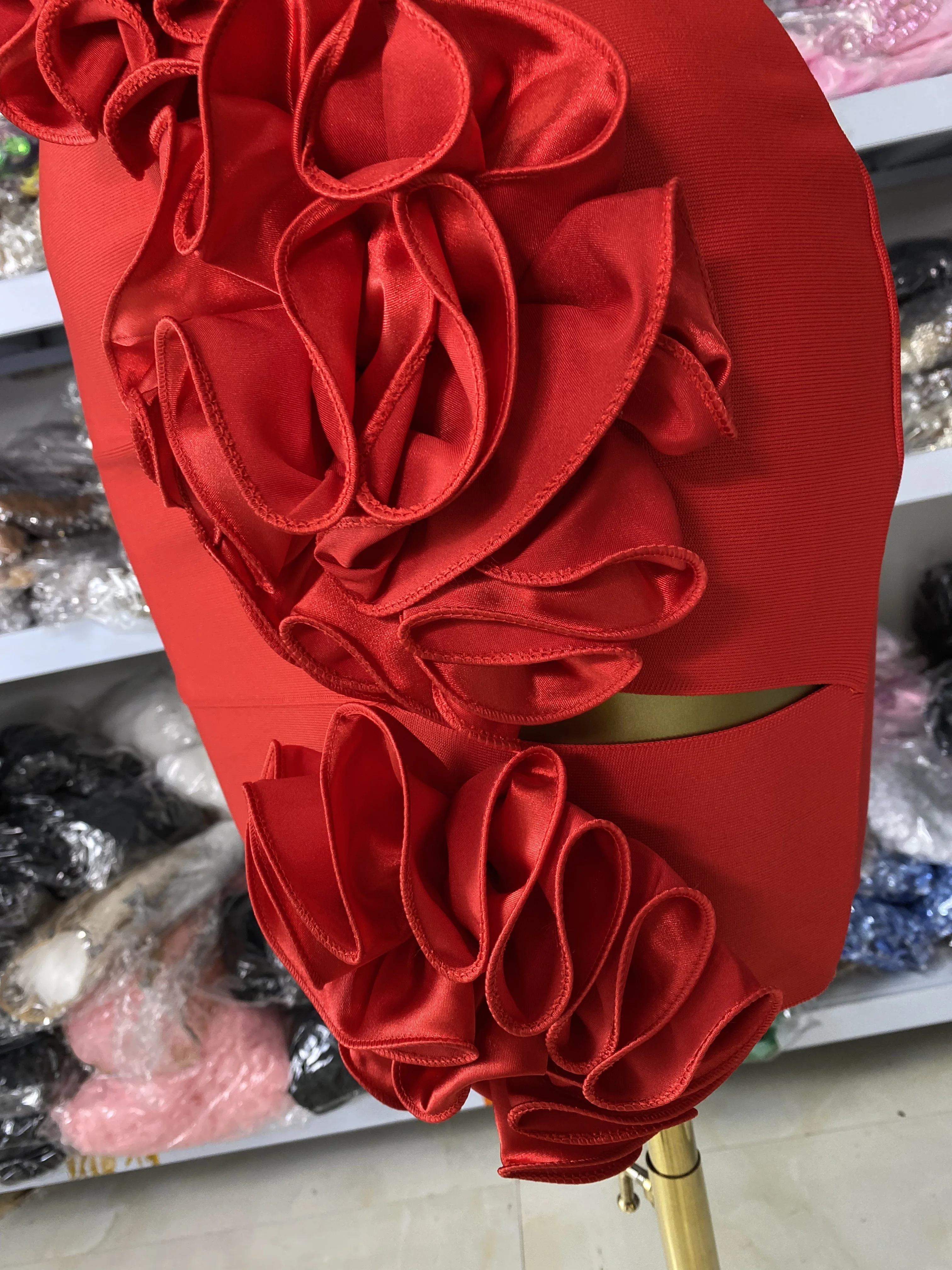 2025 ฤดูร้อนสีแดงผ้าพันคอยืดหยุ่นสปาเก็ตตี้สายคล้องคอ V คอ Appliques ตัด Bodycon MINI Celebrity Evening Club PARTY Dresses