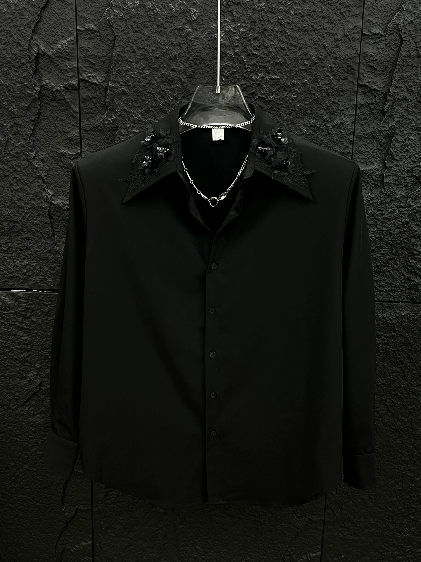 고급 입체 자수 셔츠 남성용 2025 가을 신상 멋진 패션 탑스 단색 트렌디 숄더 패드 셔츠