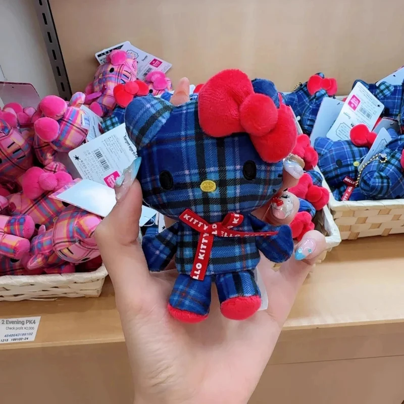 Uroczy pluszowy breloczek w stylu anime z serii w kratkę, w kształcie kotka Kt, retro pluszowy breloczek do plecaka w kratkę, uroczy pluszowy breloczek do kluczy.