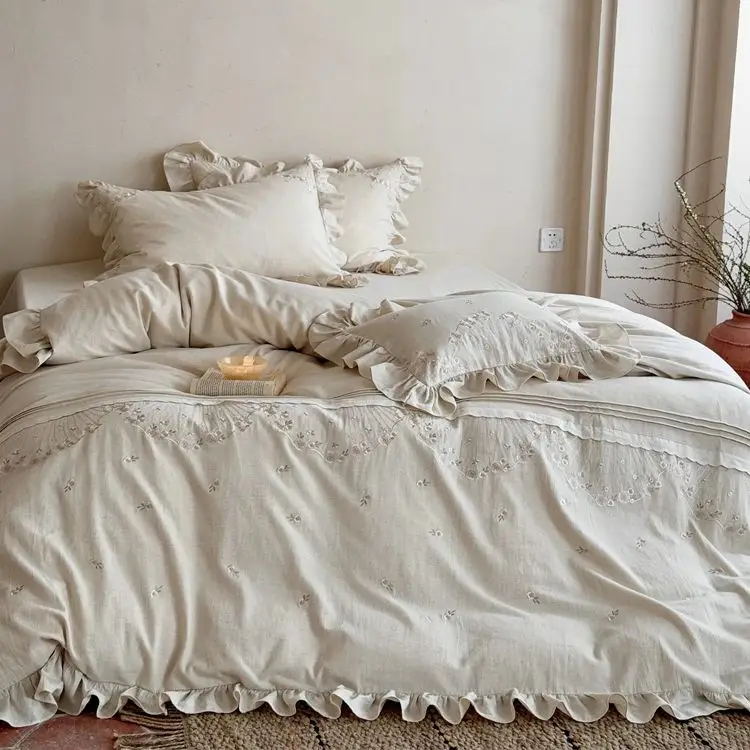 

Комплект элитного постельного белья с вышивкой цветами и оборками, 10% лен, 90% хлопок, 4 предмета: пододеяльник, простыня (плоская/натяжная), наволочки