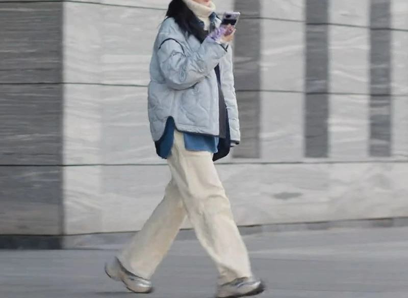 سترة شتوية جديدة لعام 2025 بألوان متباينة وربطات مزيفة ورياح كسولة ورقبة دائرية سترة بيضاء مبطنة للأسفل #5