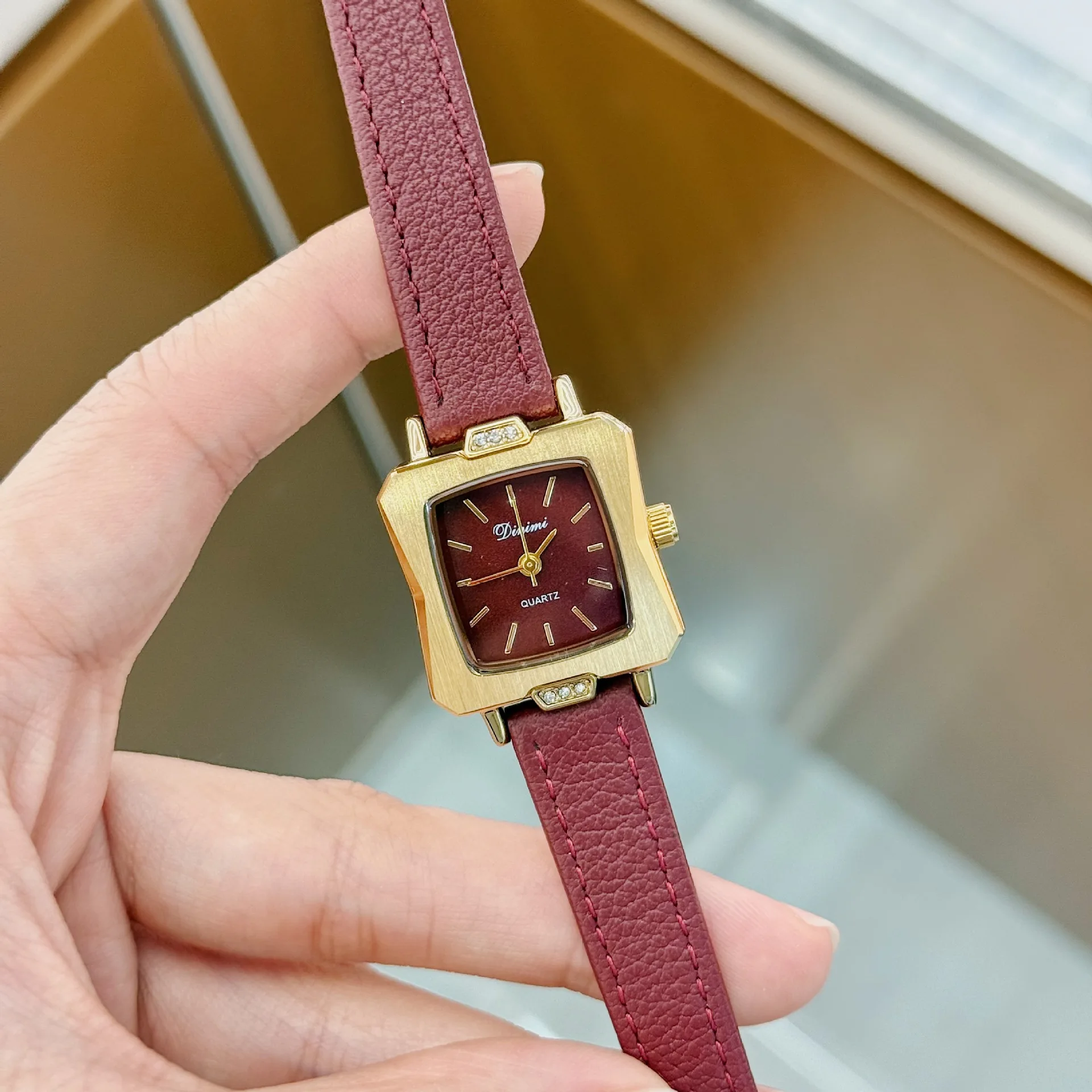 ساعة نسائية من سلسلة Red للعام الجديد، حزام جلدي بسيط وأنيق، ساعة نسائية عصرية، ساعة غير عادية، إكسسوار نسائي