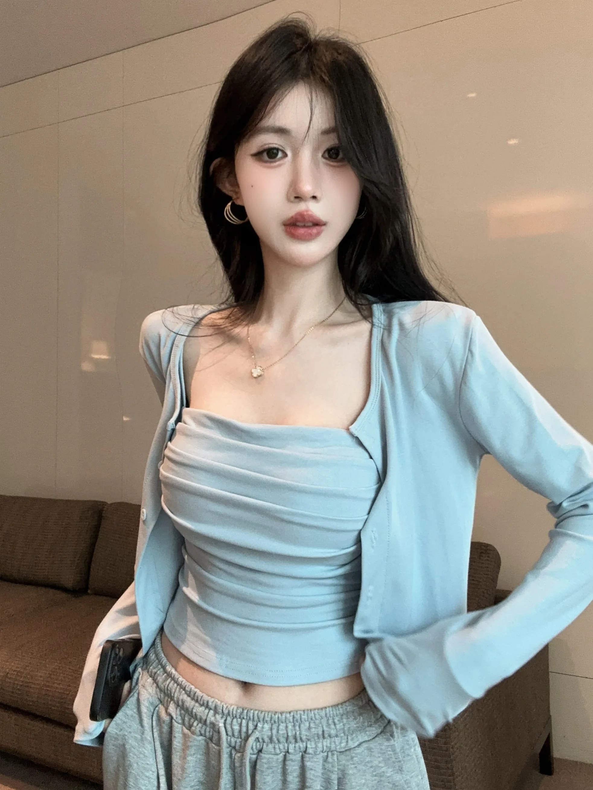 

Женский весенний комплект из двух предметов: кардиган в корейском стиле с защитой от солнца, с бретельками и вкладышами для груди, и топ.