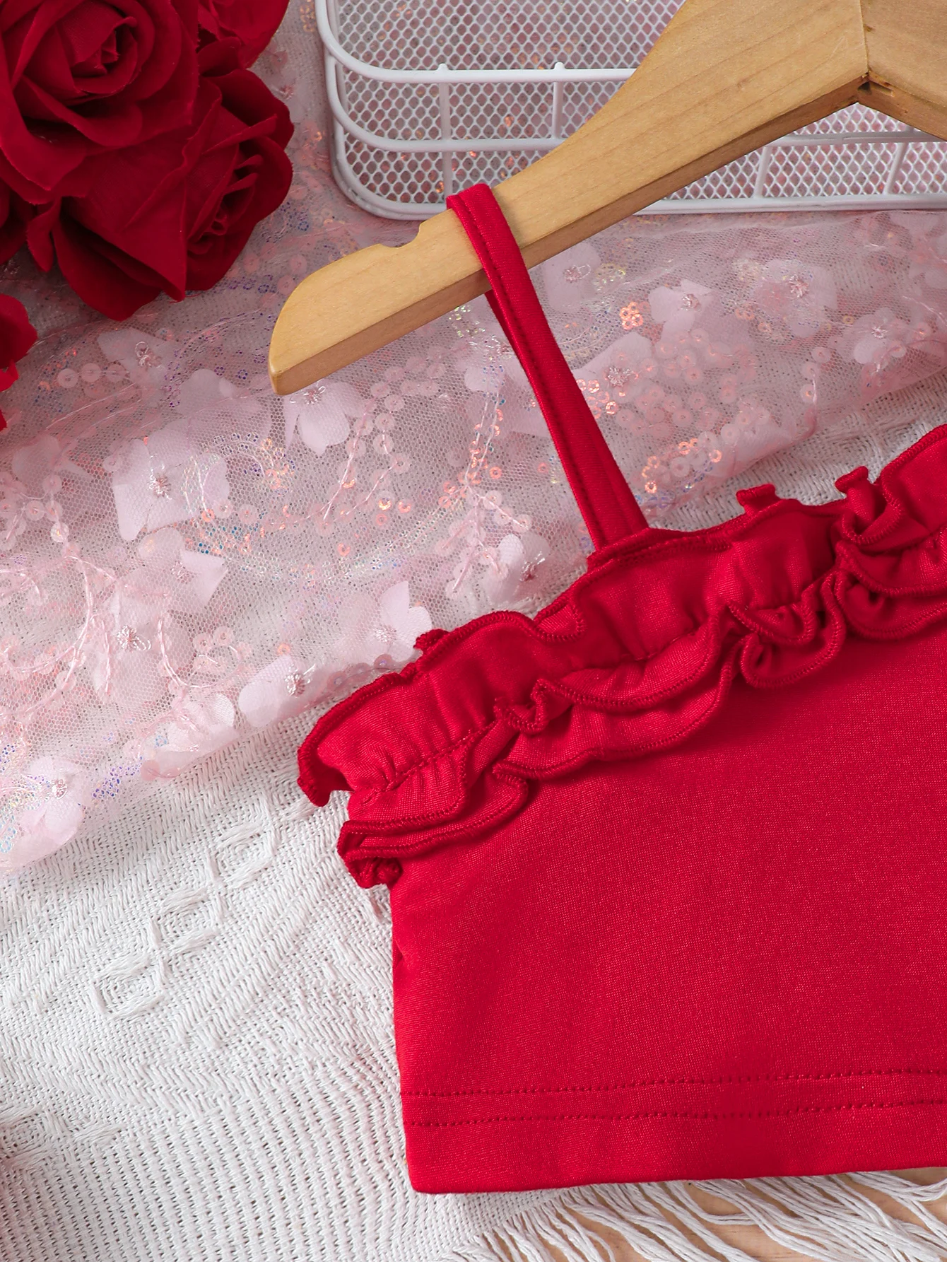 Babykleidung, Mädchen-Set: Ärmelloses Oberteil mit Rüschen, Rock mit Schleife und Erdbeer-Print, modisches Set für Kleinkinder im Alter von 0 bis 3 Jahren. – Detail 4