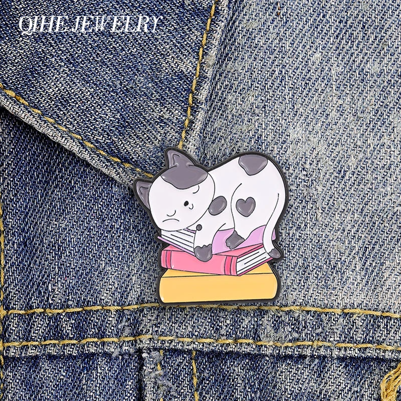 Cute Gray Cat Sleeping On Books Enamel Badge Pin Playful Cat Love Reading Badge Bags Lapel Hat Brooch Jewelry Gift for Friends