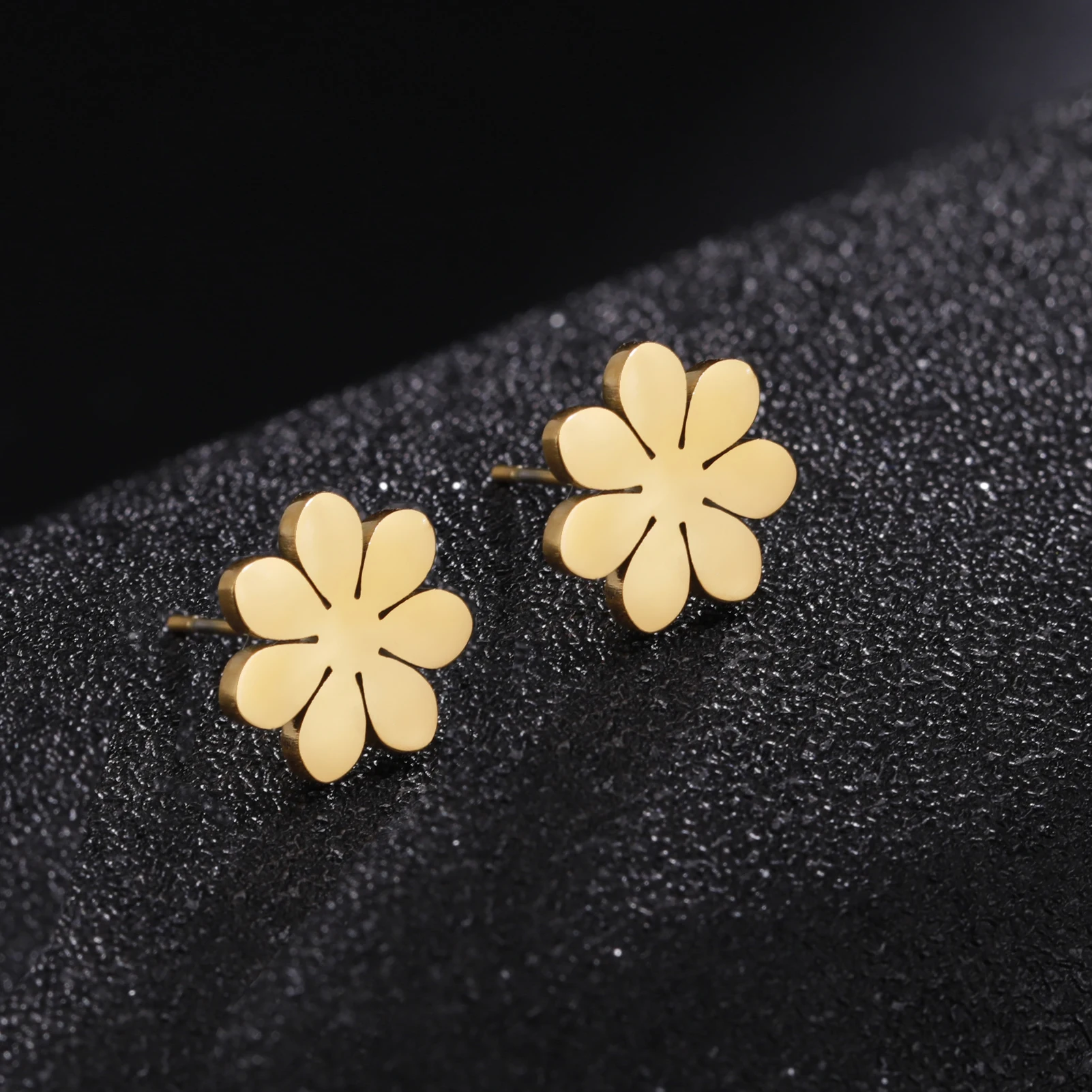 

Sipuris Trendy Sweet Daisy Stud Earrings For Women Stainless Steel Korean Fashion Flower Earrings Travel Party Ear Jewelry New