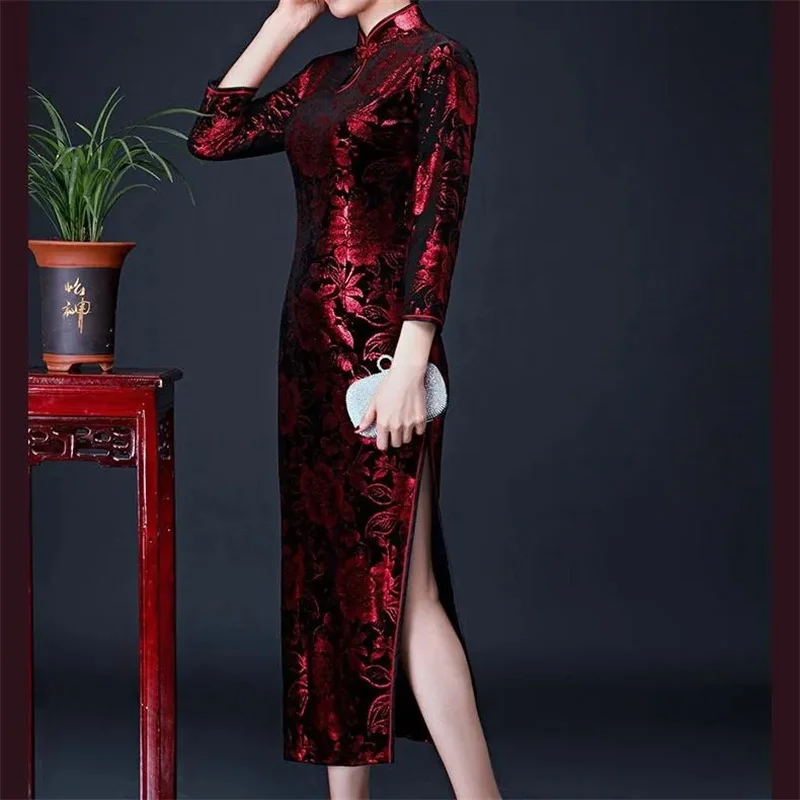 Primavera estate velluto oro Cheongsam abito lungo donna temperamento Slim rosso abiti da sera da sera madre velluto abiti M-6XL