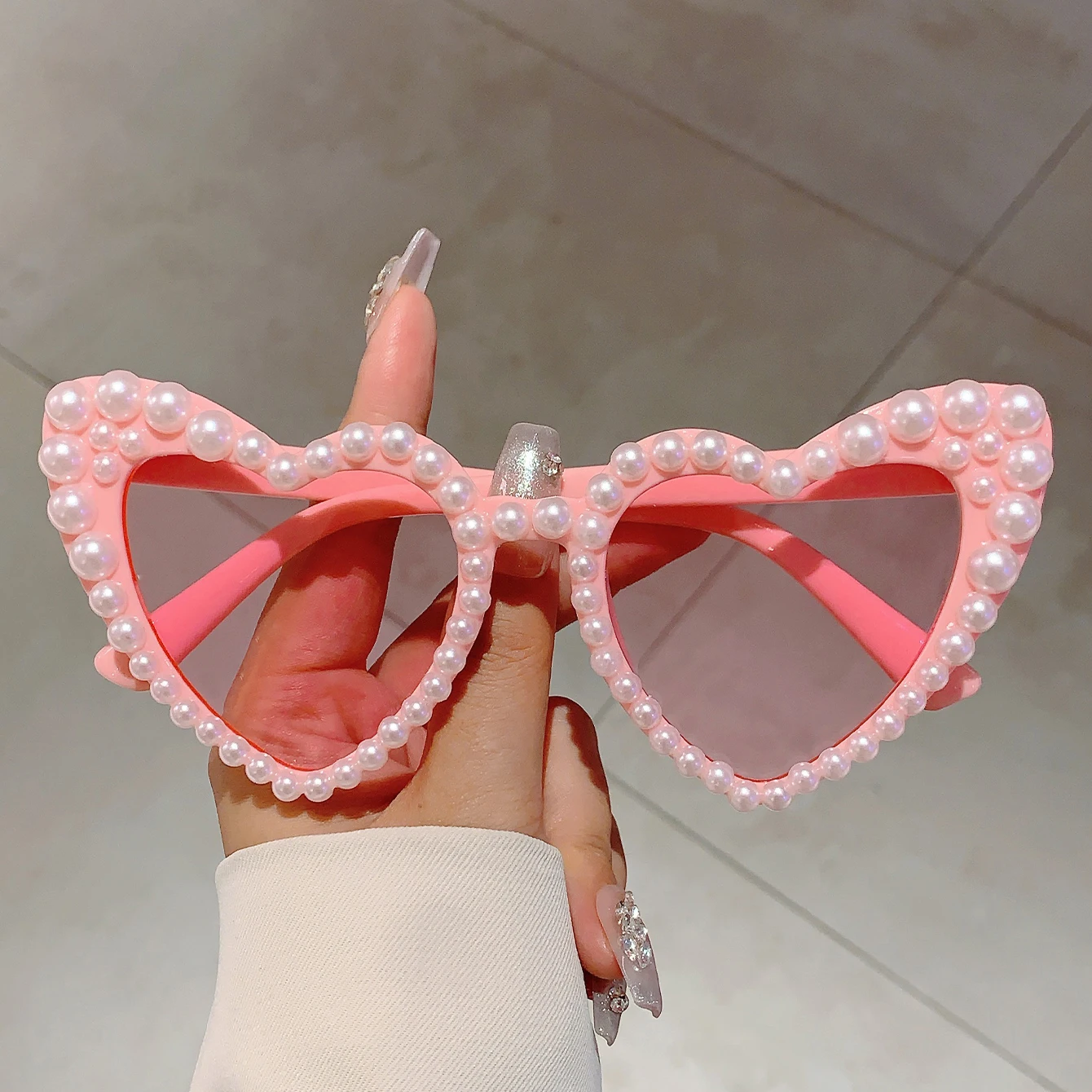 KAMMPT stylowe serce designerskie odcienie biała perła cukierkowy kolor dekoracyjne okulary przeciwsłoneczne moda marka różowe okulary przeciwsłoneczne plażowe dla kobiet