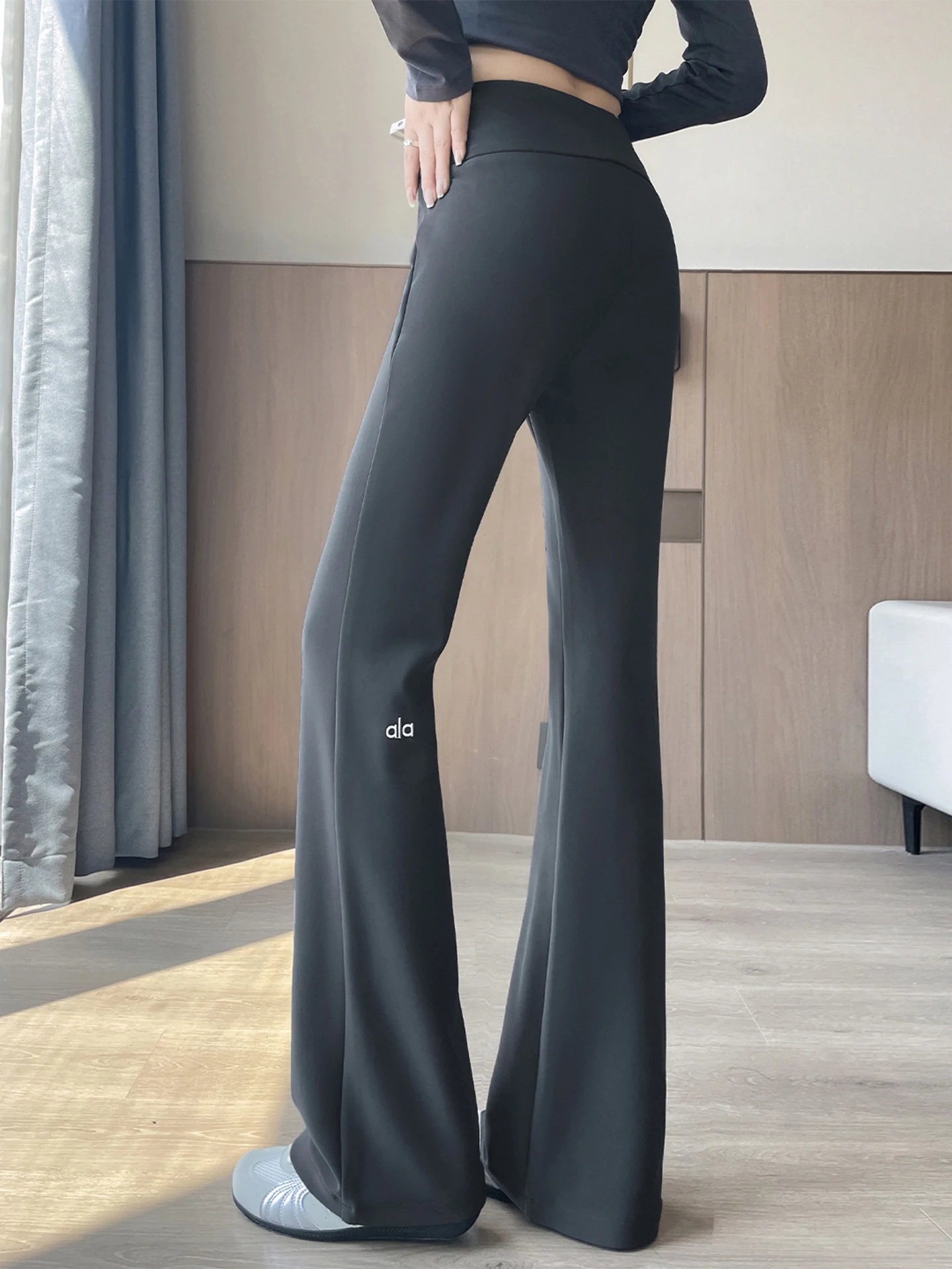 กางเกงโยคะทรงกระดิ่งเอวสูงสำหรับผู้หญิง ทรงเข้ารูป สไตล์ลำลอง สำหรับฤดูใบไม้ร่วงและฤดูหนาว ดีไซน์รูเก๋ไก๋ ผลิตจากโพลีเอสเตอร์...