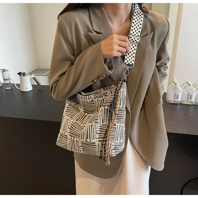 

Popular bag women's large capacity 2025 new casual commuter shoulder bag versatile broadband messenger tote bag