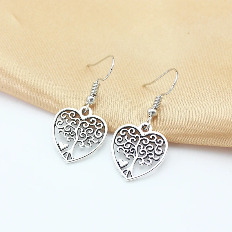 Женские-серьги-серебряного-цвета-в-стиле-ретро